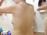 偷拍女公共浴室按摩推油的阿姨大姐们