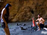 初次体验原始人生活 打野战吃野菜