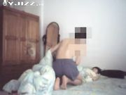 情侣自拍在女生家中偷偷打炮