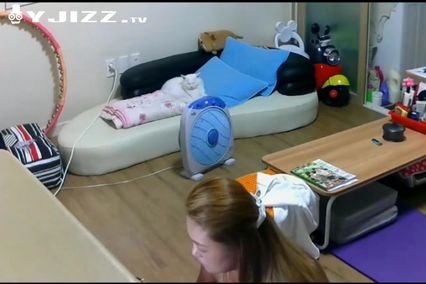 黑客破解高清摄像头偷拍大奶妹居家 夏天太热裸体看电视