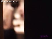 门缝高度紧张偷拍母女走光