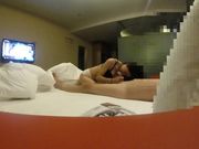 大学美女酒店援交时被变态男一直猛操嘴巴,自己坐在鸡鸡上干