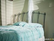 姐姐自慰不过瘾找来弟弟帮忙