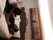 中年男趁朋友喝醉把他高颜值性感女友带到酒店强行扯掉衣服