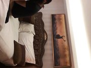 中年男趁朋友喝醉把他高颜值性感女友带到酒店强行扯掉衣服