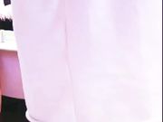 2人站在茶几上边操边唱歌