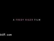 两个漂亮的闺蜜缠绵冲动看的受不了鸡动想一起操