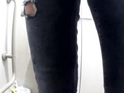 多角度偷拍3个颜值不错美女嘘嘘牛仔裤妹子挺有公德心