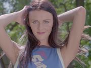 清爽的户外全裸展示诱人的身体写真