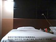 水疗会所认识的漂亮技师美女谈好价钱约到酒店啪啪