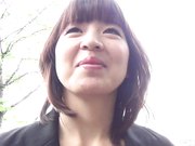 户外搭讪两位气质女白领在有路人经过的公共地方露出展示美鲍