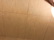 跟美女炮友在快餐店的厕所里做爱