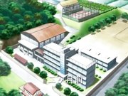 阳光正好的校园操场一角