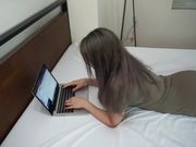 华裔脸孔眼镜大学生美女在床上上网被大洋屌男友要求吃屌后入