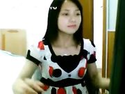 和外表清纯内心淫荡表妹视频聊天 没聊两句她就开脱了