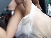 网红大淫货何奕恋穿着真空透明内衣在马路飞驰车里和司机玩上位骑乘高潮喷射