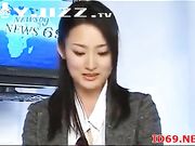 淫荡的新闻直播员 做直播时欲望来袭爽了一波