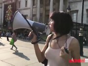 在人群中让人摸奶子,摸逼逼,真刺激