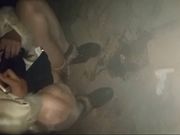 小情侣找刺激晚上来到荒郊野外打野炮妹子先撒泡尿再吃肉棒啪啪