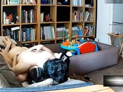 漂亮小美女到男友家做客时大中午就被按在沙发上扒光衣服激烈爆插