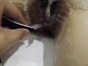 高挑妹子迷晕拖到卫生间洗澡剃毛，口交玩弄冲洗，拍摄角度完美颜值高