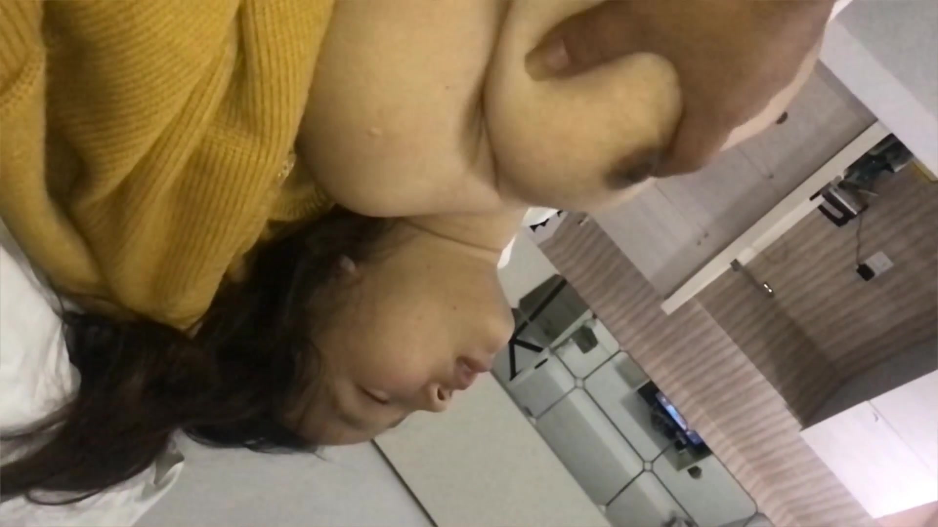 【MJ】00年巨乳小妹下药变死猪玩弄 跳蛋插入出水，插入鲍鱼和小嘴