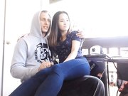 清纯漂亮高颜值混血亚裔美女与ROCK大屌男友阳台上啪啪啪白带还挺多的