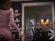 对着骚货姐姐产生性欲，看毛片姐姐受不了勾搭弟弟吞吐揉捏鸡巴 这情景很让人冲动