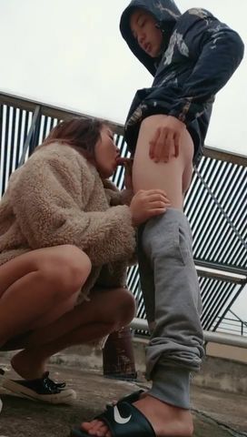 潮州户外嫖妓达人小哥搭讪个很嫩的站街妹上楼顶冒着大风啪啪