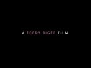 炙手可热极品美少女嫩模一身黑色性感紧身装与帅哥沙发上销魂啪啪