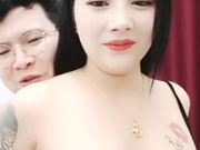 三十岁的饥渴少妇，大奶子大屁股毛都刮没了，跟老公激情做爱跳弹自慰