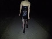 网络疯传台湾29岁大胆妹子酷爱手淫口交深夜草丛中给3个老爷们口交一起撸射到脸上