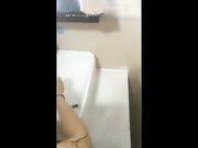 吃宵夜灌醉美女同事带回宿舍请她吃鸡巴呕吐物把床都弄脏了在地板干她