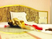 同城交友软件上认识的性感美女少妇聊熟后约出来和朋友一起玩3P