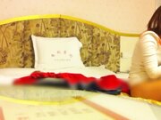 同城交友软件上认识的性感美女少妇聊熟后约出来和朋友一起玩3P