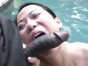 浙江豪放留学生胡玫别墅泳池和两个巨屌黑老外淫乱三P这逼以后谁敢要