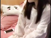 姐夫在汽水里加了安眠药给清纯气质小姨子喝迷倒后无套外射她屁股上