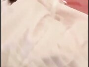 姐夫在汽水里加了安眠药给清纯气质小姨子喝迷倒后无套外射她屁股上