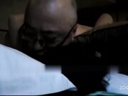 眼镜光头真会玩宾馆双飞两嫩妹子 一定要两妹子叠在一起操才爽