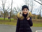 剧情演绎网红美少女伊娃人来人往的公园散步被色男搭讪用高额金钱引诱