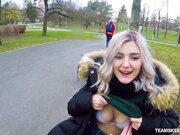 剧情演绎网红美少女伊娃人来人往的公园散步被色男搭讪用高额金钱引诱