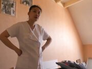 广州靓妹吴枚移民国外找不到好工作给独居老头做居家护理洗完澡后被大爷强搞