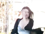 在路上勃起想操逼 然后诱拐大胸美少女