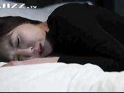 淫荡骚女宾馆被诱奸 白嫩美腿劈开后被大屌狂插超刺激