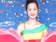 还在读高中的妹子为了给家里补贴家用居然大胆尝试做裸模