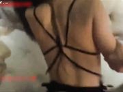 黄发小骚妹穿情趣黑丝被欲望高涨的大屌草的高潮连连