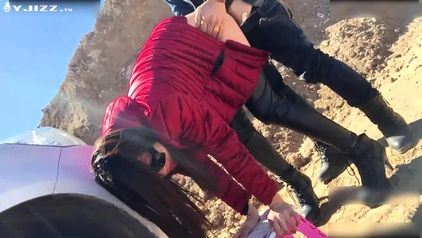 娇嫩性感皮裤长腿妹野外山坡上 被后入疯狂抽插