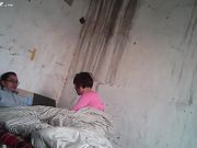 棚户区站街女为了赚钱连续接客 最后B里都没水了客户抱怨不已