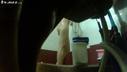 偷拍女租客洗澡看着下面毛毛情不自禁的硬了