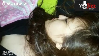 趁白嫩小妞醉酒拍摄其诱人咪咪和小穴